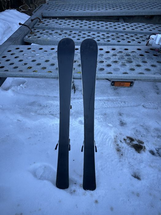 Vand clapari diferite marimi si o pereche de skiuri