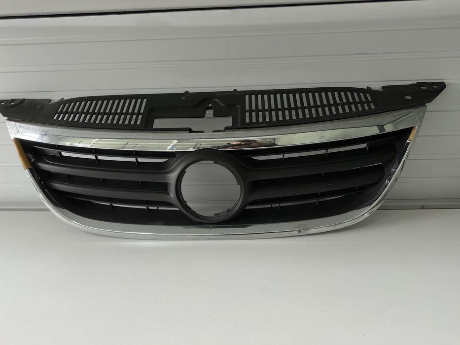 GRILĂ CENTRALĂ RADIATOR – VW Tiguan 5N nfl (2007–2011) cu DEFECT