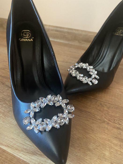 Актуален модел официални обувки на висок ток с брошка/ камъни