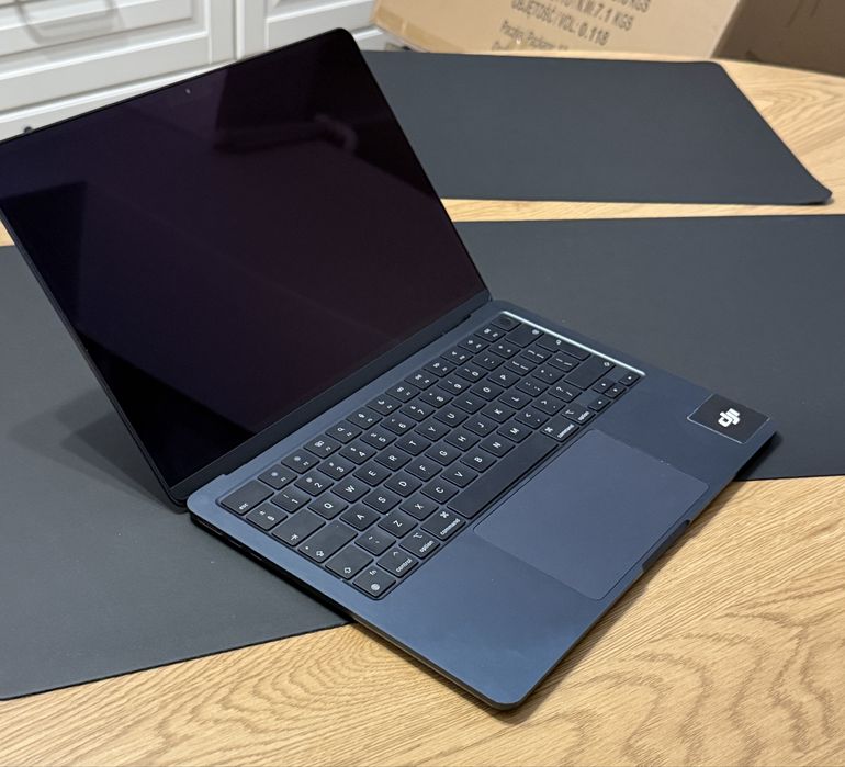MacBook Air 13” M3 (2024) – 8GB RAM – 256GB SSD – 94% baterie