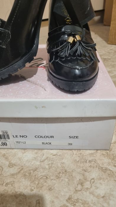 Обувки на висок ток и платформа