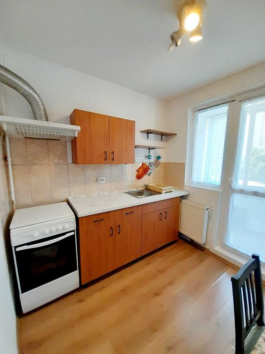 Inchiriez apartament cu doua camere in zona centrala