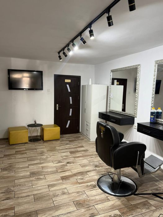 Inchiriez post de lucru coafor /zona vest /puata aurora