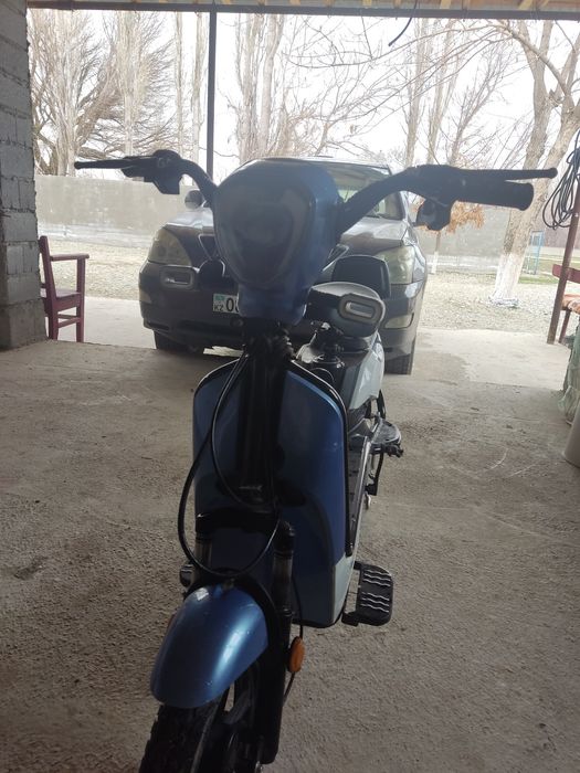 Продаю скутер синий цвет взял на 150000