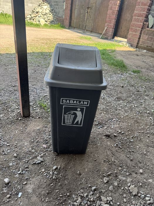 Мусорный бак б/у