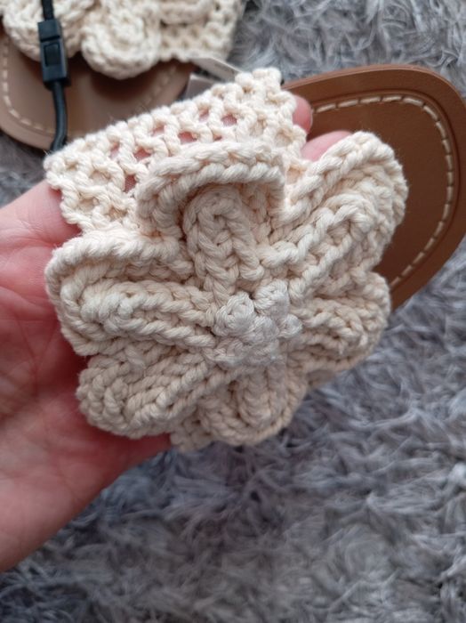 Papuci cu floare, mărime 36,crem,marca Zara