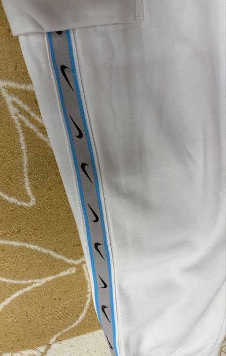 Бял анцуг на Nike тип карго