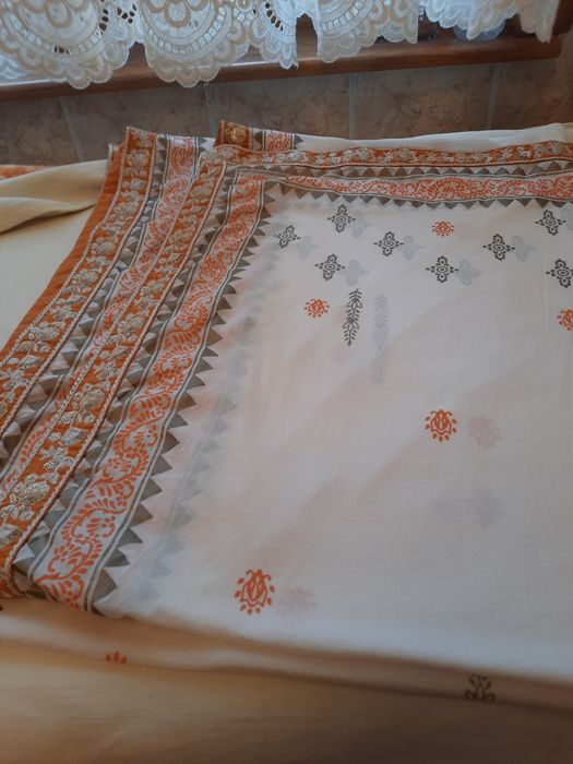 Fata de masa indiana cu broderie aplicata manual