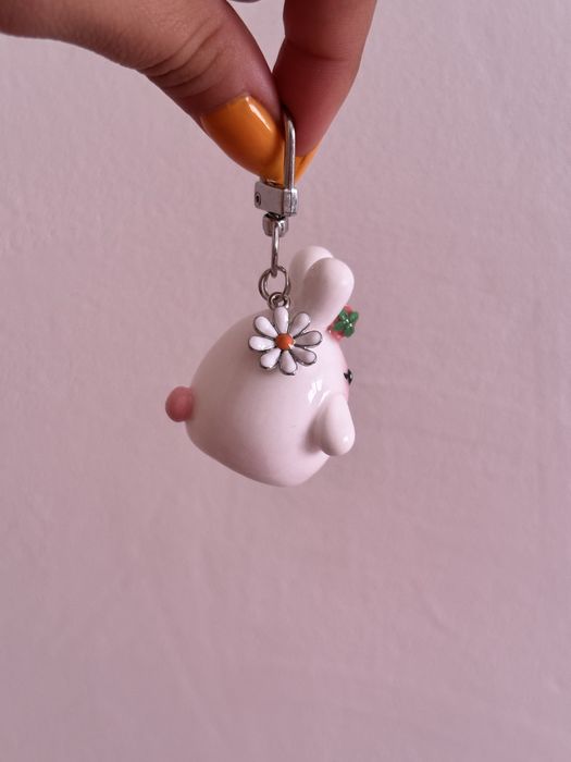 Ръчно изработен ключодържател от глина - зайче с ягодка