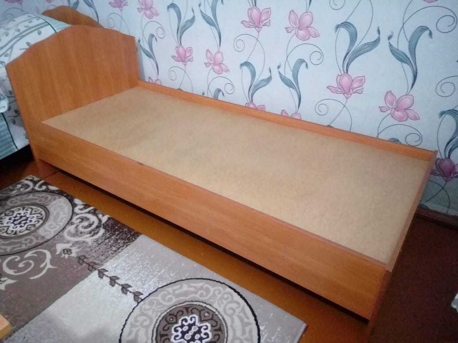 Продам кровать деревянную с матрсом
