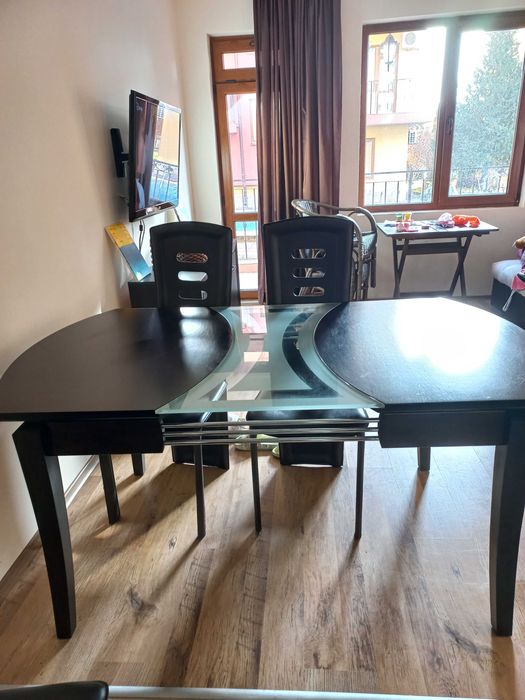 Холна, трапезна маса и столове