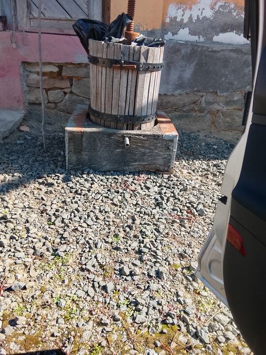 Vând presa,storcător  strugurii