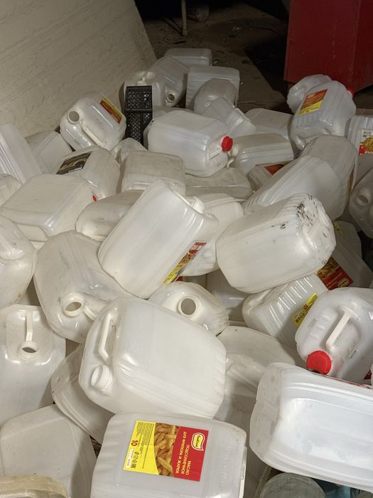 Продам пластиковые канистры от масла