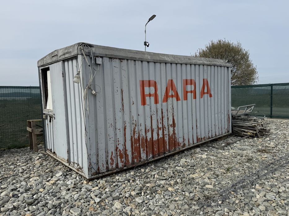 Container metalic 2.5x2.5x5.10 cu 3 geamuri si usa metalica
