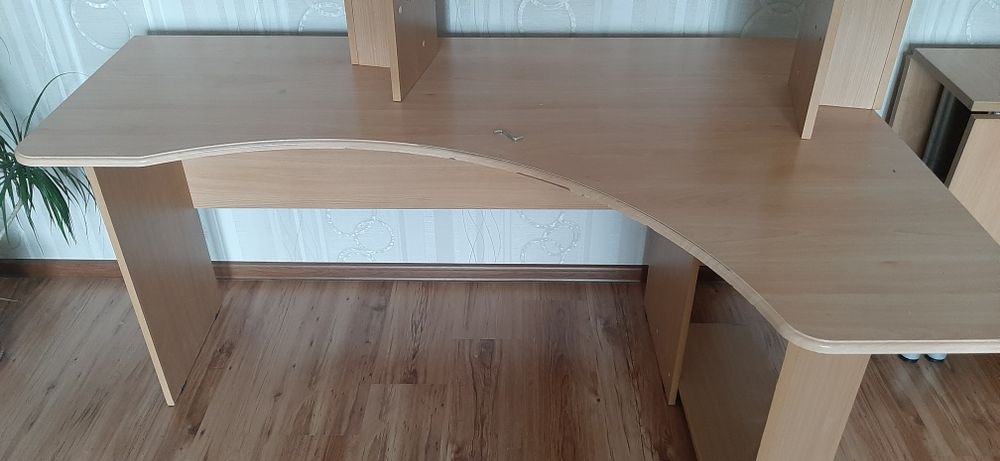 Стол компьютернаый