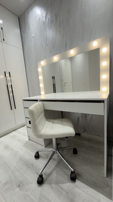 Тоалетка с LED осветление + кожен регулируем стол