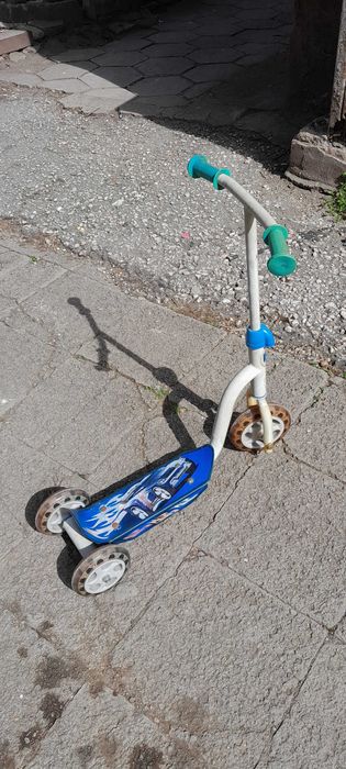 Детска тротинетка малка от 3 до 7 години.