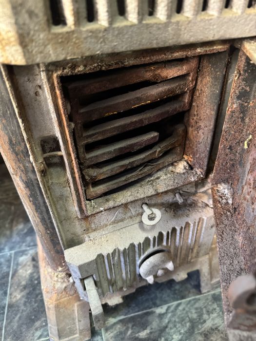 Голяма печка на твърдо гориво