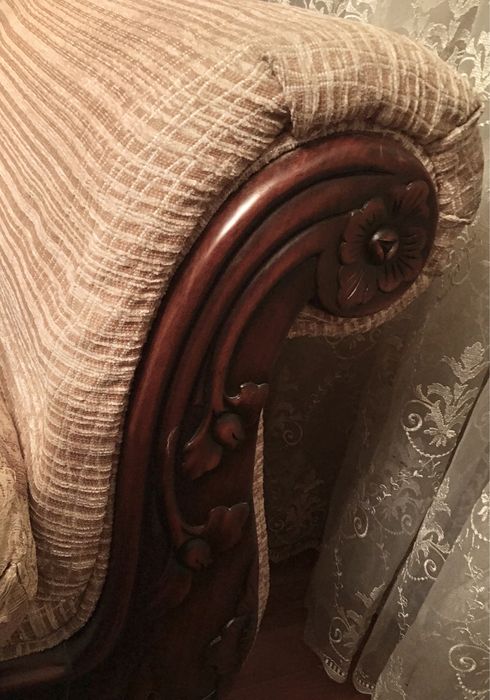 Диван в классическом стиле для гостиной