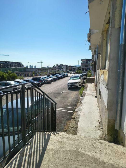 3 стаен, луксозен, ново обзавеждане. В апартамента не е живяно. 200 m. от Студенски град.