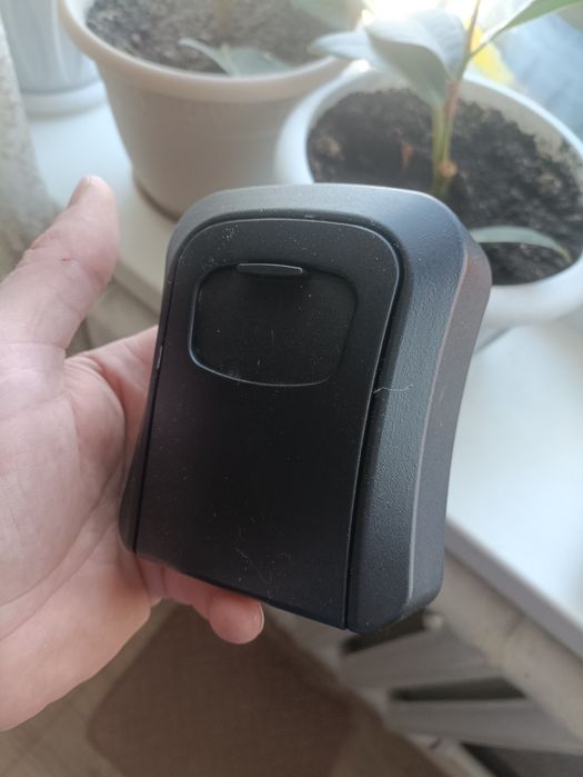 Металлический сейф для ключей.