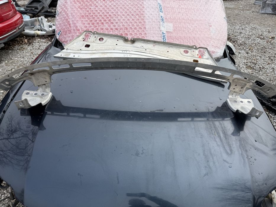 Греда под бронята Tesla Y