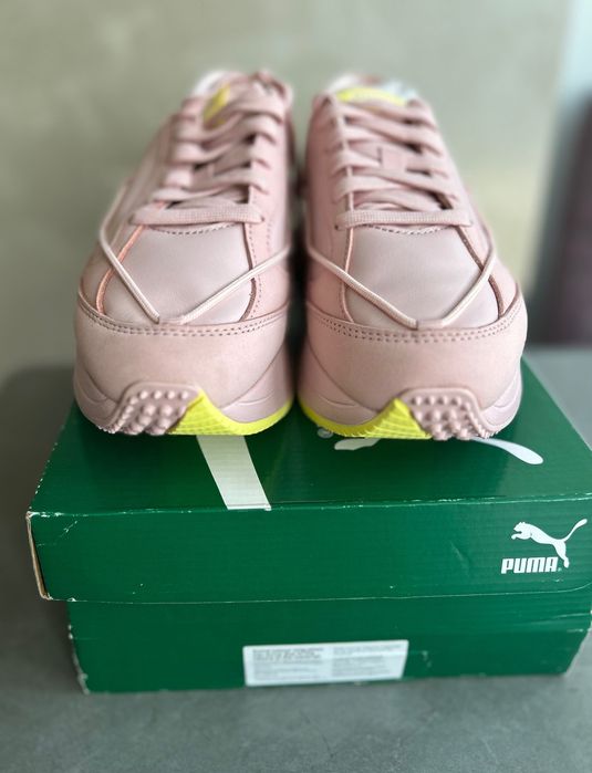 Дамски спортни обувки Puma