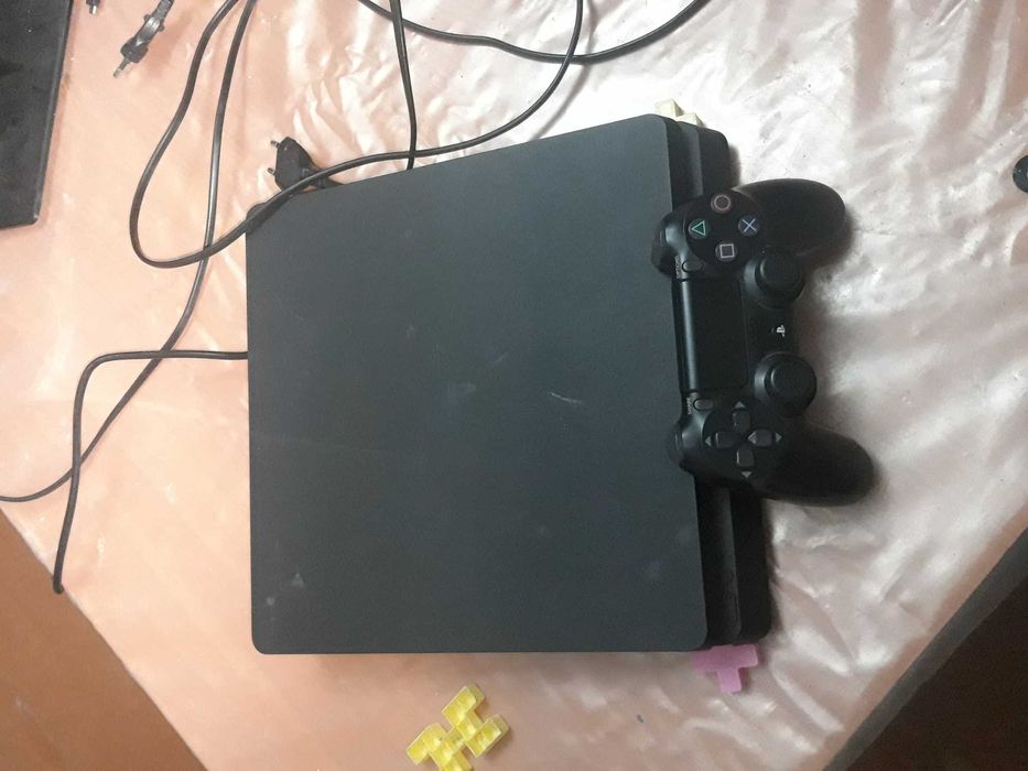 продам PS4 Slim 500 гига в хорошом состояние без минусев