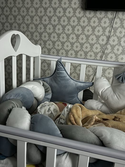 Продам кровать с маятником ,в комплекте матрас