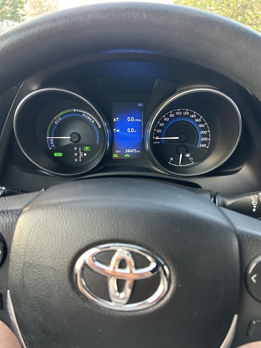 Vand toyota auris hibrid 2018