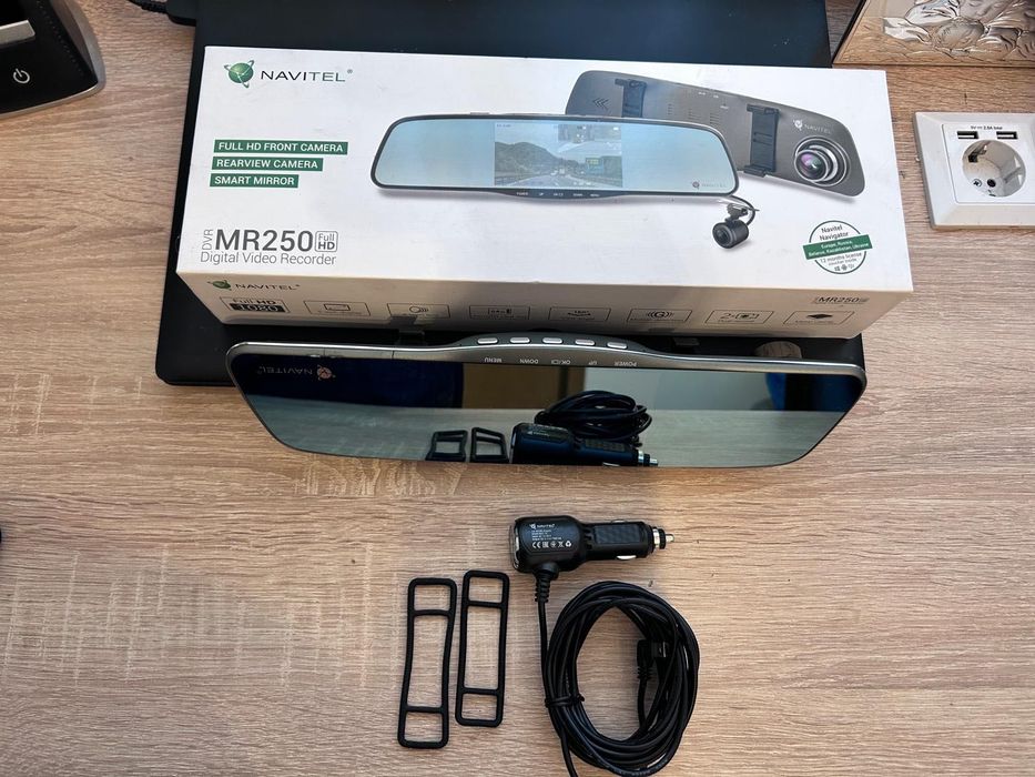 Camera Auto DVR Navitel MR250, fixare pe oglinda retrovizoare