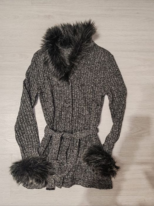 Дамско Яке и чисто нов панталон манго два чифта дънки Зара, жилетка и