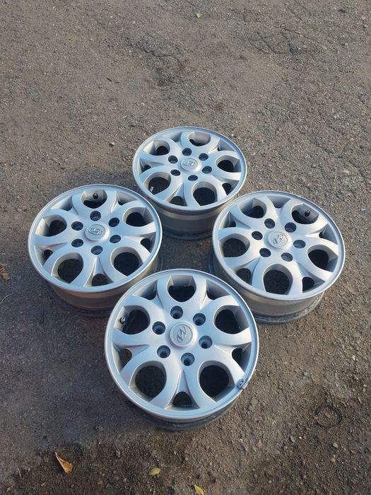Диски R16 на Hyundai H1. Один вареный. Разболтовка 6×139.7