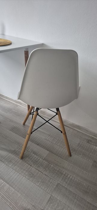 Vand masa cu scaune !