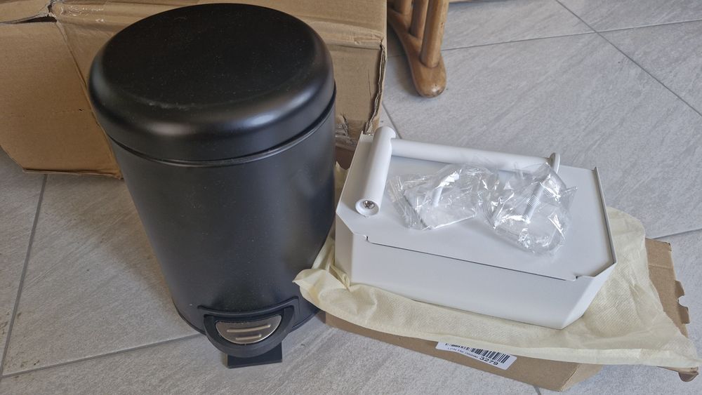 Нов комплект за баня – Немско кошче WENKO (3L) и бял държач с кутия