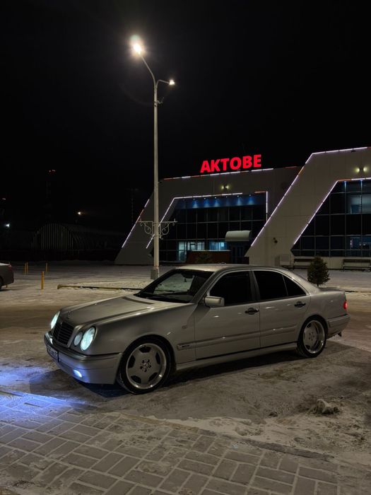 Машина Мерседес w210