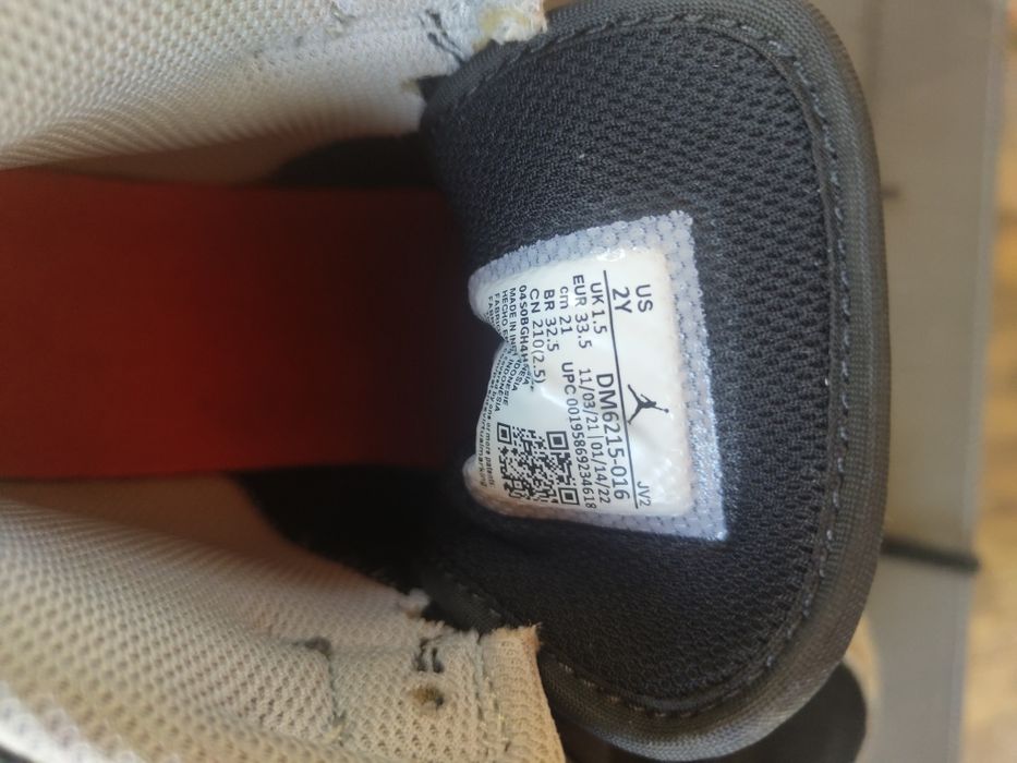 Сникърси Air Jordan 1 Retro High OG DZ5485 052 Сив
Изберете