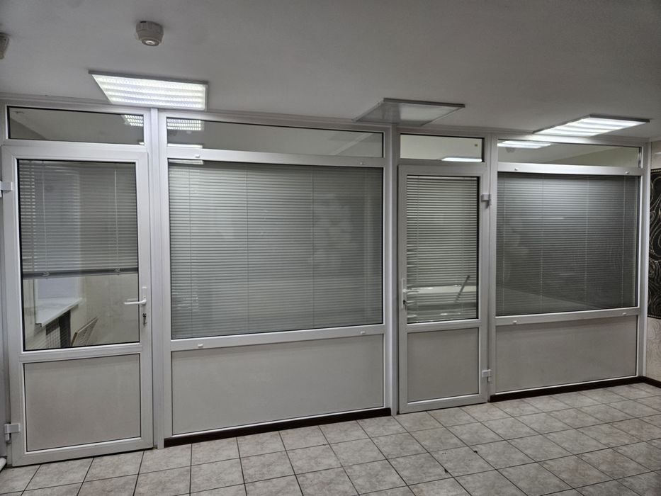 Продам пластиковую перегородку с дверьми