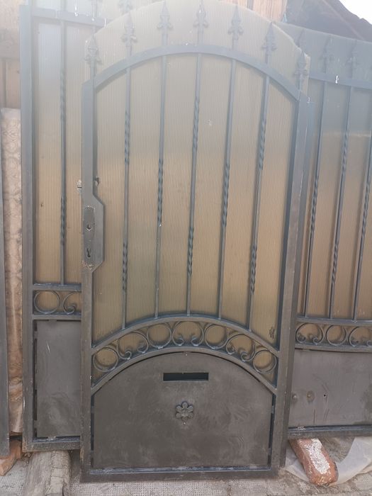 Vînd Portă din  fier forjat