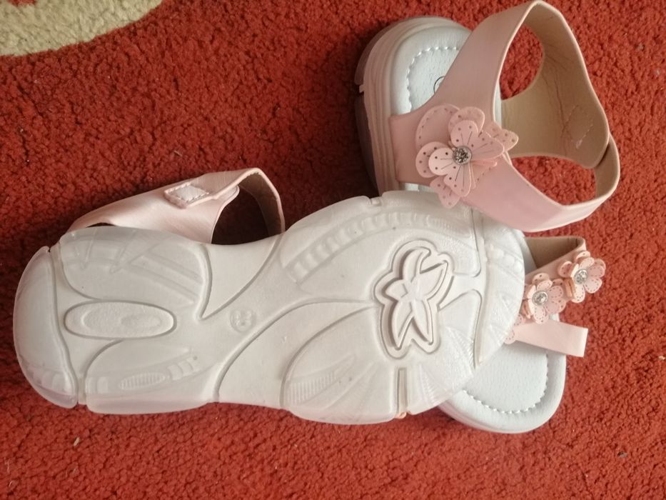 Vând sandalute fetite mărimea 29!!Noi cumpărate vara trecuta!