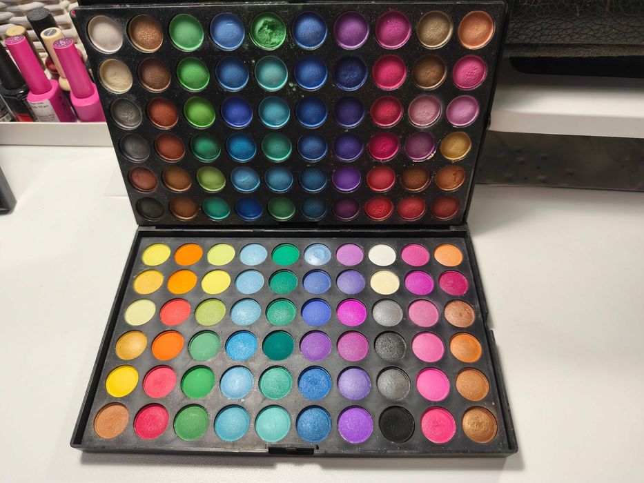 Палитри за грим . Професионална или лична употреба