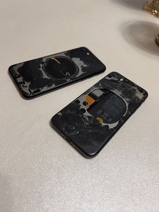 Айфон se 2020 и Айфон 8 на запчасти подробности напишите отвечу продам