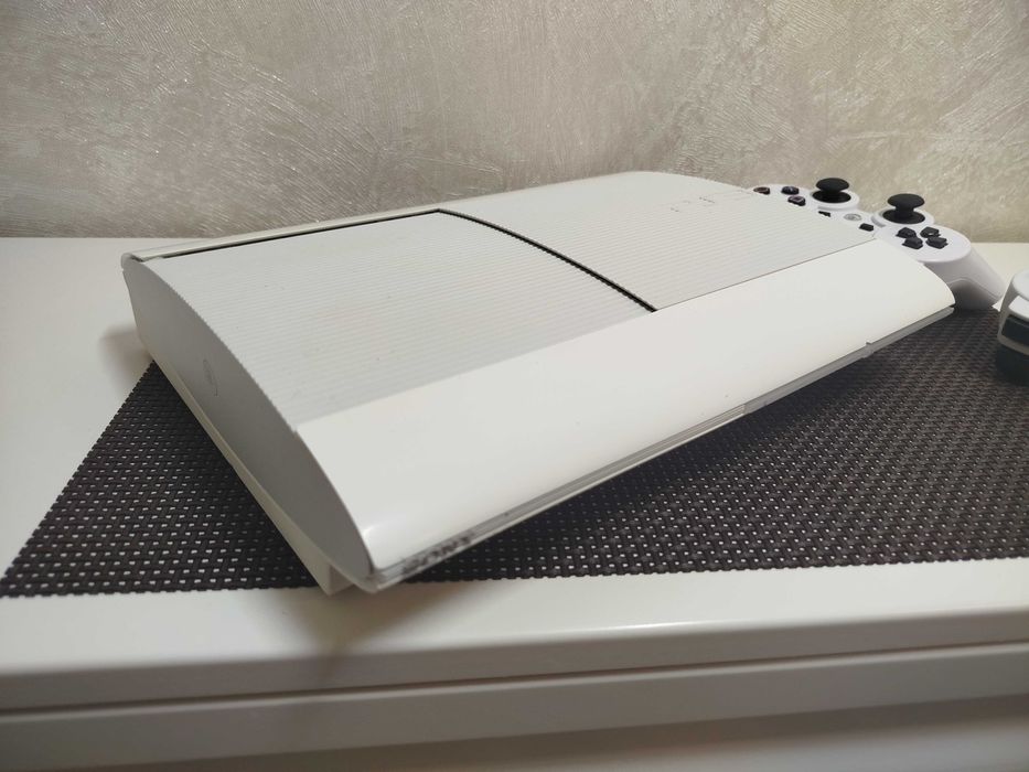 Sony Playstation 3 в коробке с документами