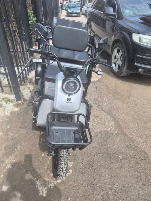 Триколка със документи