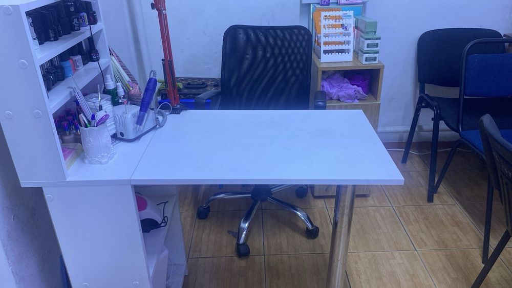 Маникюрный стол продаётся