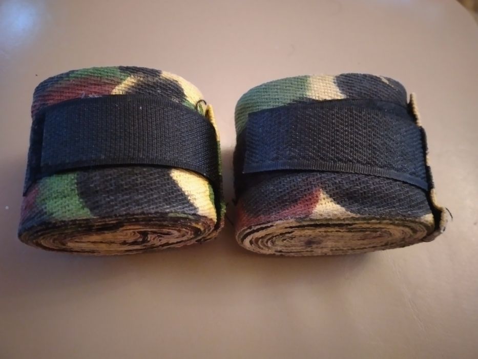 Перчатки 10 Oz и бинты 4м. Рядом с Каргу.