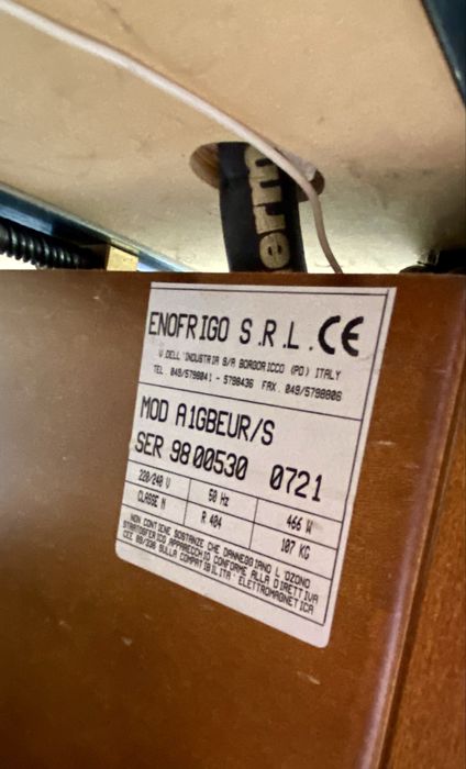 Vitrină frigorifică tip bufet / insulă autoservire – Enofrigo (Italia)