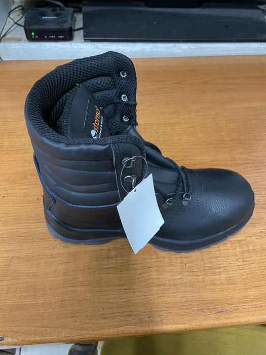 Продавам зимни обувки високи