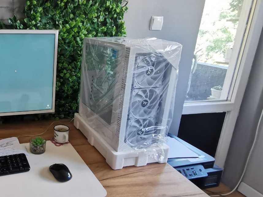 Компютърна кутия (PC Case) - Тhermaltake View 200 TG ARGB Mid Tower