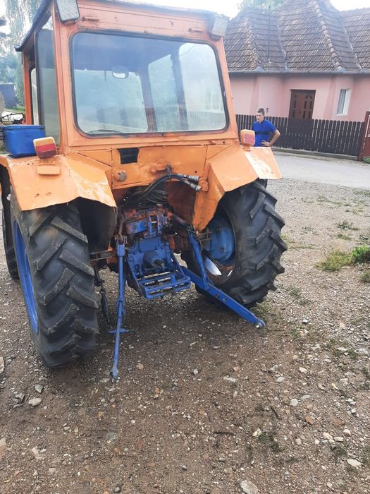 Vând  tractor u445  dt